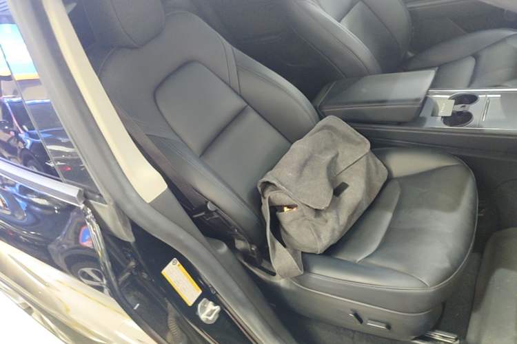 Used Tesla Model Y 2022 Rear-Wheel-Drive Version Right Front Seat