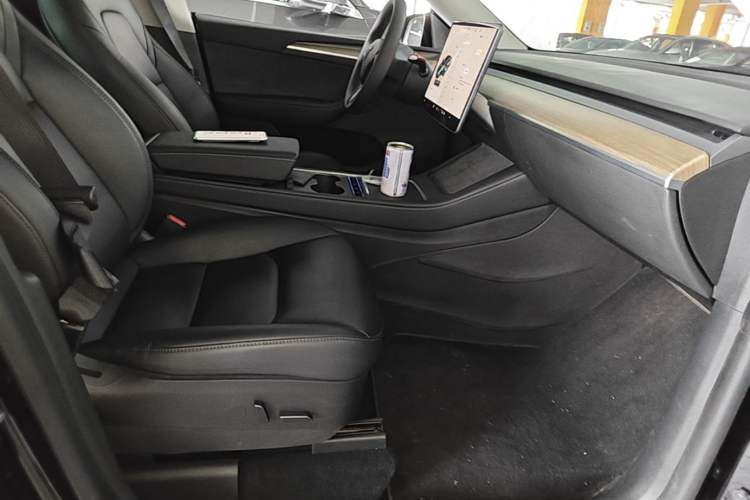 Used Tesla Model Y 2022 Rear-Wheel-Drive Version Right Front Seat