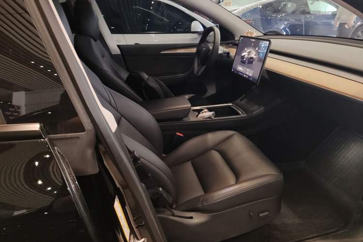 Used Tesla Model Y 2022 Rear-Wheel-Drive Version Right Front Seat