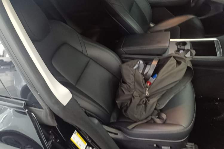 Used Tesla Model Y 2022 Rear-Wheel-Drive Version Right Front Seat