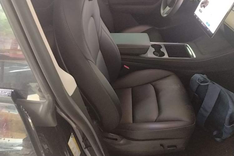 Used Tesla Model Y 2022 Rear-Wheel-Drive Version Right Front Seat
