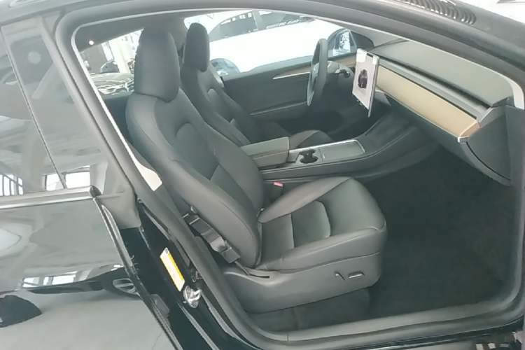 Used Tesla Model Y 2022 Rear-Wheel-Drive Version Right Front Seat