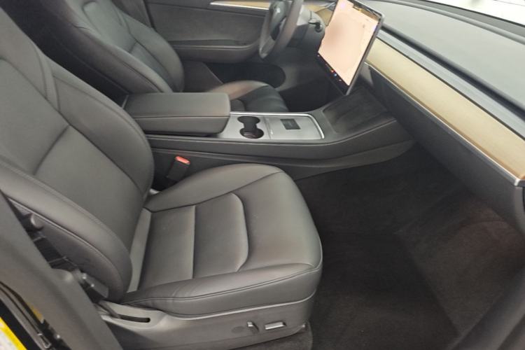 Used Tesla Model Y 2022 Rear-Wheel-Drive Version Right Front Seat