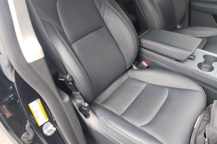 Used Tesla Model Y 2022 Rear-Wheel-Drive Version Right Front Seat