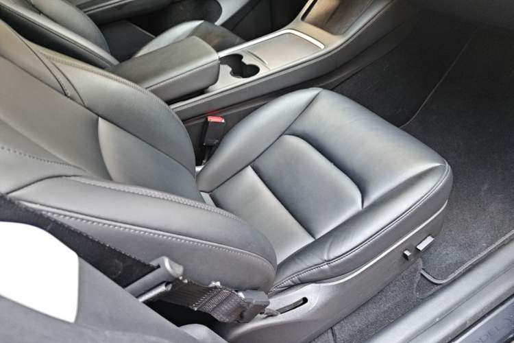 Used Tesla Model Y 2022 Rear-Wheel-Drive Version Right Front Seat