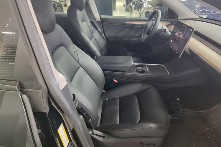 Used Tesla Model Y 2022 Rear-Wheel-Drive Version Right Front Seat
