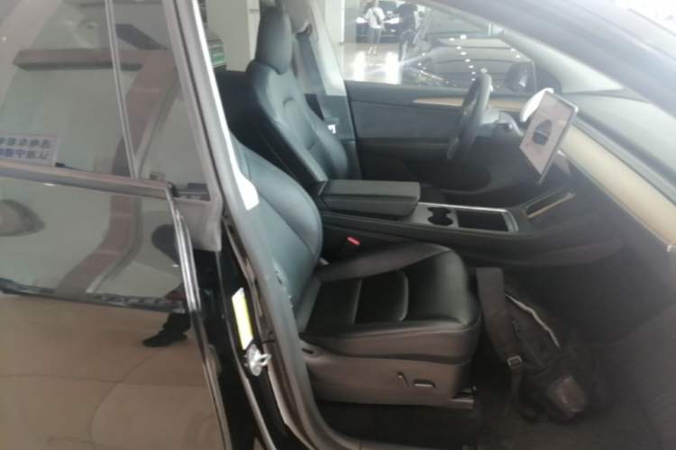 Used Tesla Model Y 2022 Rear-Wheel-Drive Version Right Front Seat