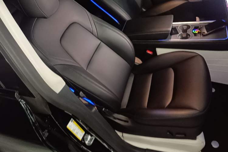 Used Tesla Model Y 2022 Rear-Wheel-Drive Version Right Front Seat