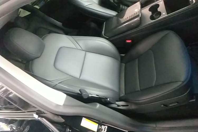 Used Tesla Model Y 2022 Rear-Wheel-Drive Version Right Front Seat
