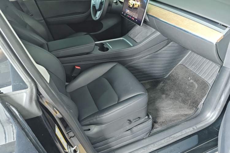 Used Tesla Model Y 2022 Rear-Wheel-Drive Version Right Front Seat