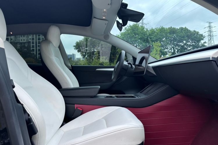 Used Tesla Model Y 2022 Long-Range All-Wheel-Drive Version Right Front Seat