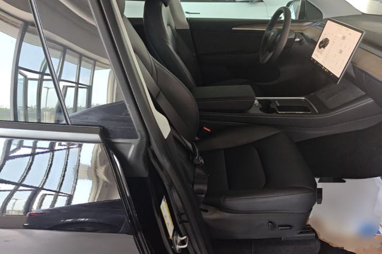 Used Tesla Model Y 2022 Long-Range All-Wheel-Drive Version Right Front Seat