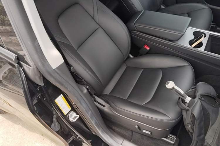 Used Tesla Model Y 2022 Rear-Wheel-Drive Version Right Front Seat