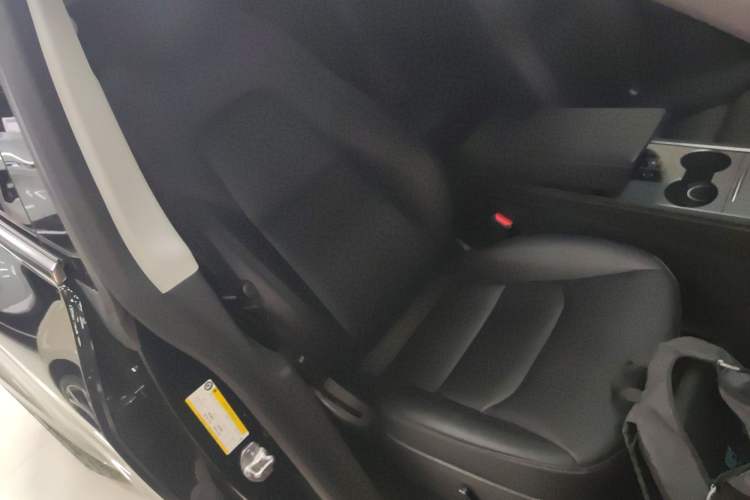 Used Tesla Model Y 2022 Rear-Wheel-Drive Version Right Front Seat