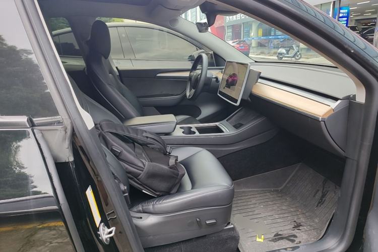 Used Tesla Model Y 2022 Rear-Wheel-Drive Version Right Front Seat
