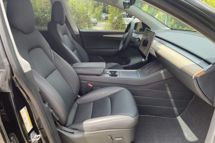 Used Tesla Model Y 2022 Long-Range All-Wheel-Drive Version Right Front Seat
