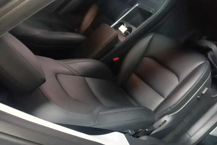 Used Tesla Model Y 2022 Rear-Wheel-Drive Version Right Front Seat