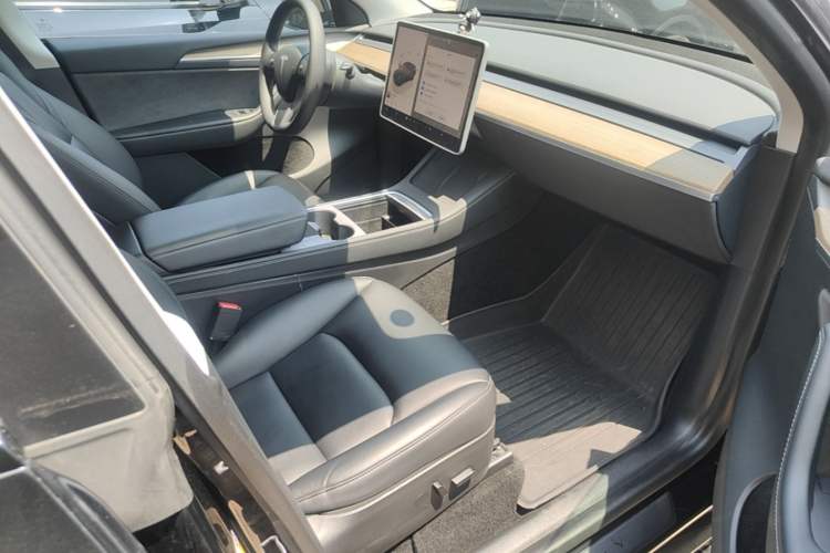 Used Tesla Model Y 2022 Rear-Wheel-Drive Version Right Front Seat
