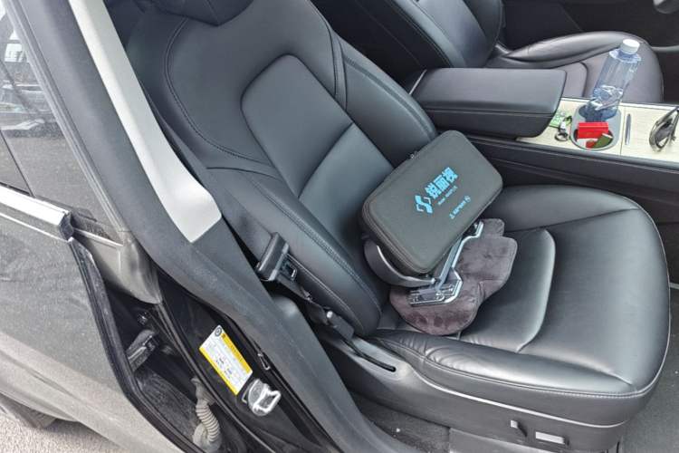 Used Tesla Model Y 2022 Long-Range All-Wheel-Drive Version Right Front Seat