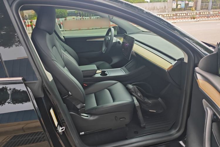 Used Tesla Model Y 2022 Rear-Wheel-Drive Version Right Front Seat