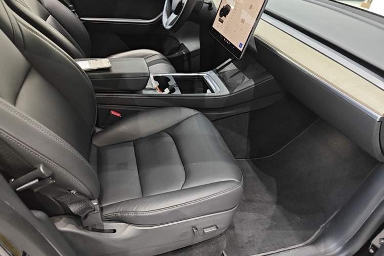 Used Tesla Model Y 2022 Long-Range All-Wheel-Drive Version Right Front Seat