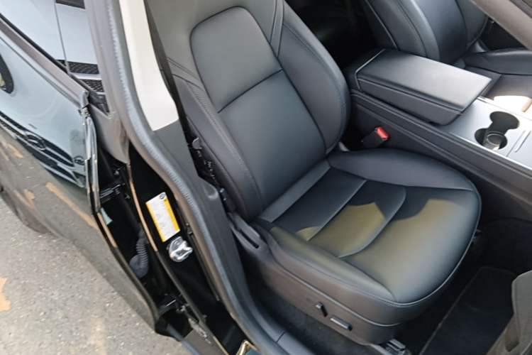 Used Tesla Model Y 2022 Rear-Wheel-Drive Version Right Front Seat