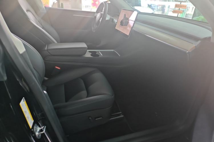Used Tesla Model Y 2022 Long-Range All-Wheel-Drive Version Right Front Seat