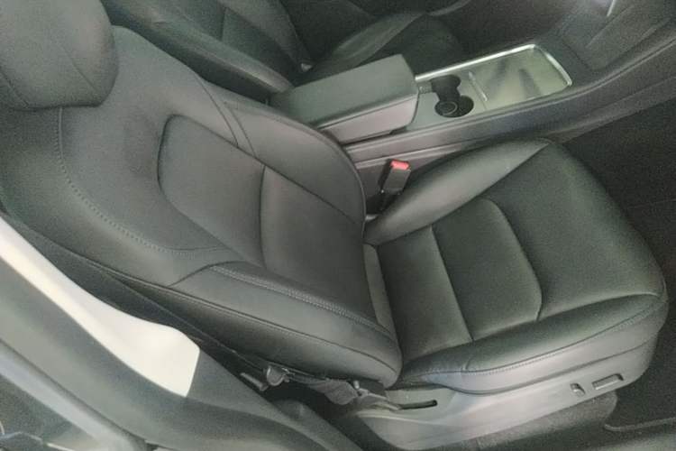 Used Tesla Model Y 2022 Rear-Wheel-Drive Version Right Front Seat