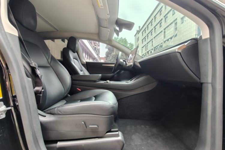 Used Tesla Model Y 2022 Rear-Wheel-Drive Version Right Front Seat