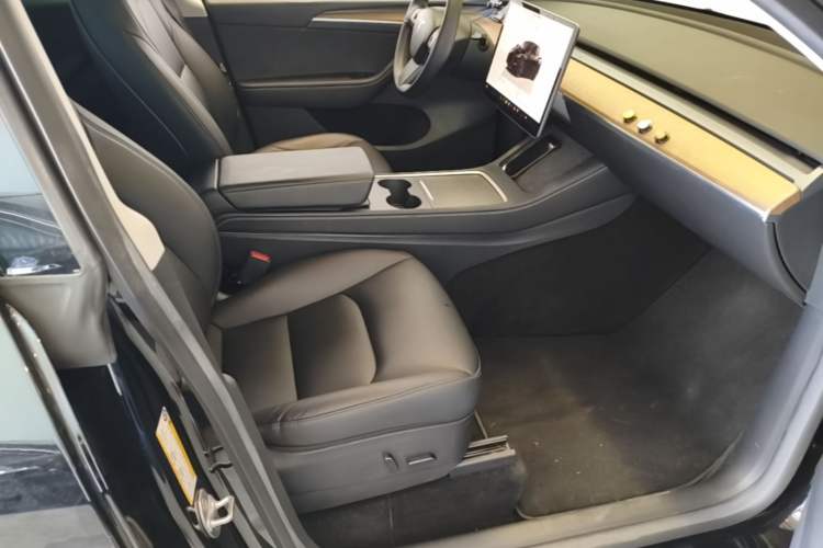 Used Tesla Model Y 2022 Rear-Wheel-Drive Version Right Front Seat