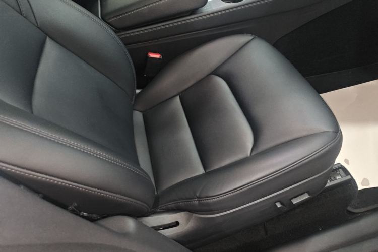 Used Tesla Model Y 2022 Rear-Wheel-Drive Version Right Front Seat