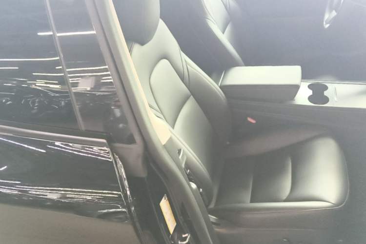 Used Tesla Model Y 2022 Performance High-Performance All-Wheel-Drive Version Right Front Seat