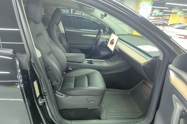 Used Tesla Model Y 2022 Rear-Wheel-Drive Version Right Front Seat