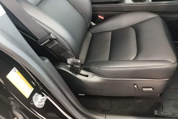 Used Tesla Model Y 2022 Performance High-Performance All-Wheel-Drive Version Right Front Seat