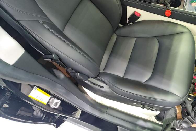 Used Tesla Model Y 2022 Rear-Wheel-Drive Version Right Front Seat