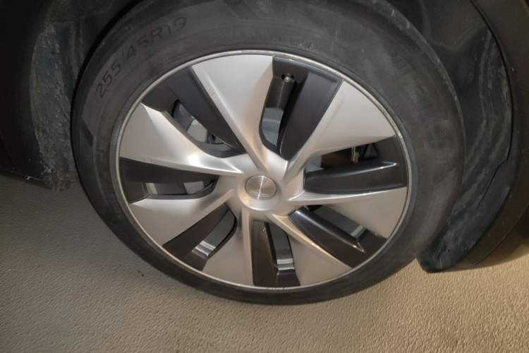 Used Tesla Model Y 2022 Rear-Wheel-Drive Version Right Front Wheel Hub