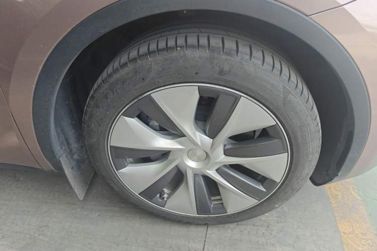 Used Tesla Model Y 2022 Rear-Wheel-Drive Version Right Front Wheel Hub
