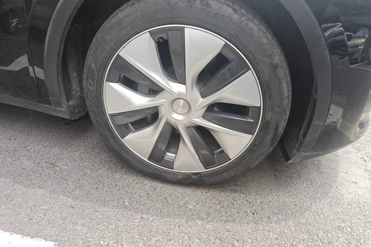 Used Tesla Model Y 2022 Rear-Wheel-Drive Version Right Front Wheel Hub