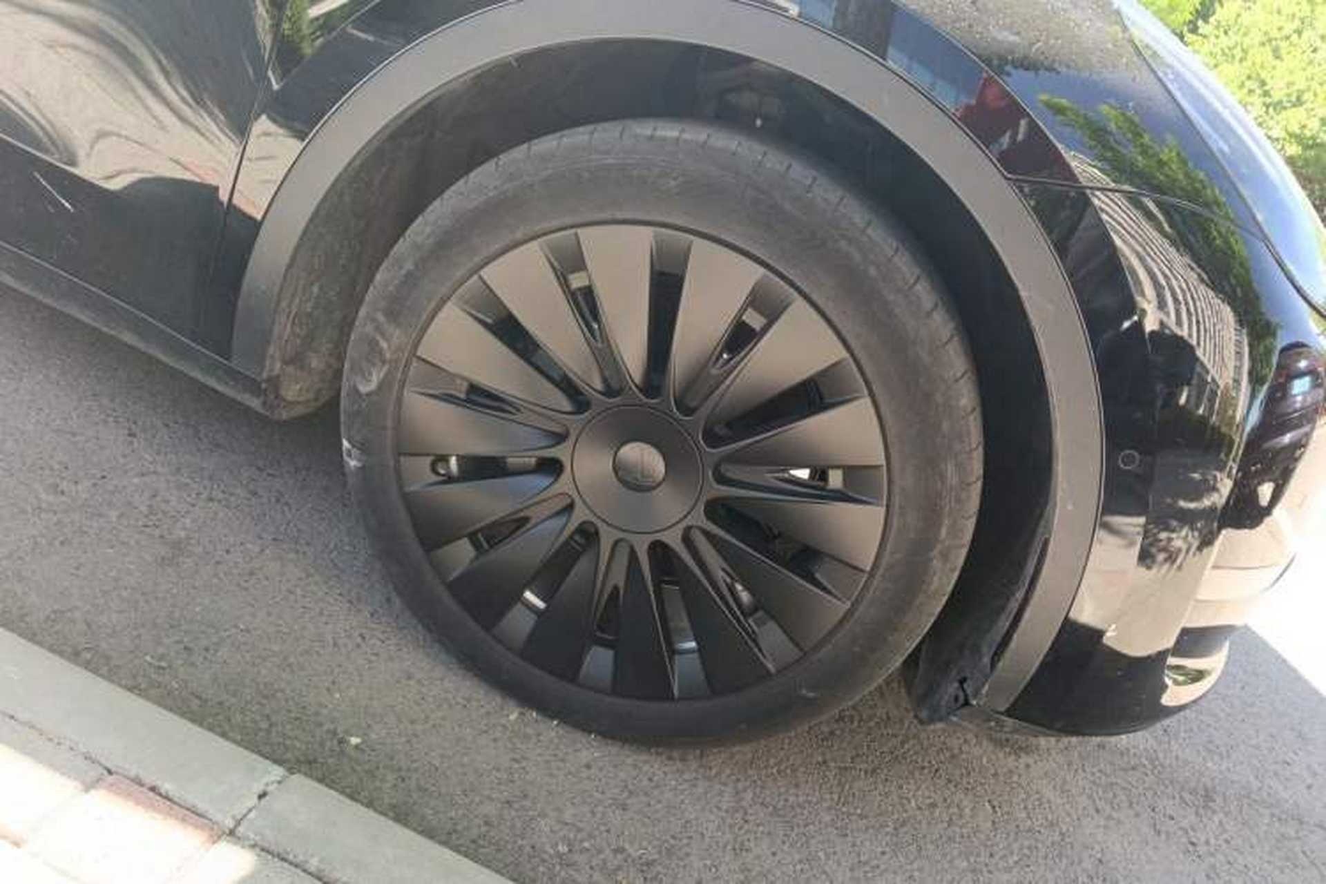 Used Tesla Model Y 2022 Long-Range All-Wheel-Drive Version Right Front Wheel Hub