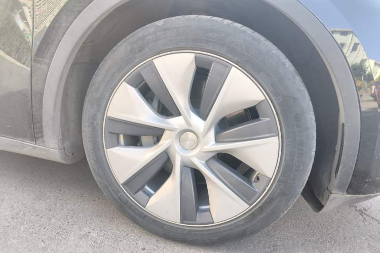 Used Tesla Model Y 2022 Long-Range All-Wheel-Drive Version Right Front Wheel Hub