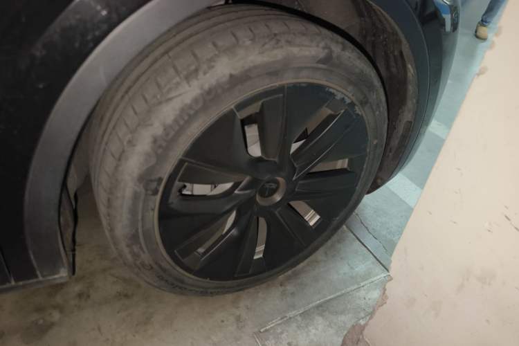 Used Tesla Model Y 2022 Rear-Wheel-Drive Version Right Front Wheel Hub