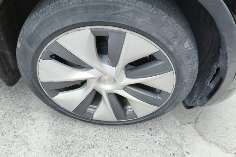 Used Tesla Model Y 2022 Revised Version Rear-Wheel Drive Right Front Wheel Hub