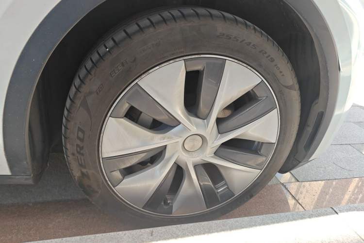 Used Tesla Model Y 2022 Rear-Wheel-Drive Version Right Front Wheel Hub