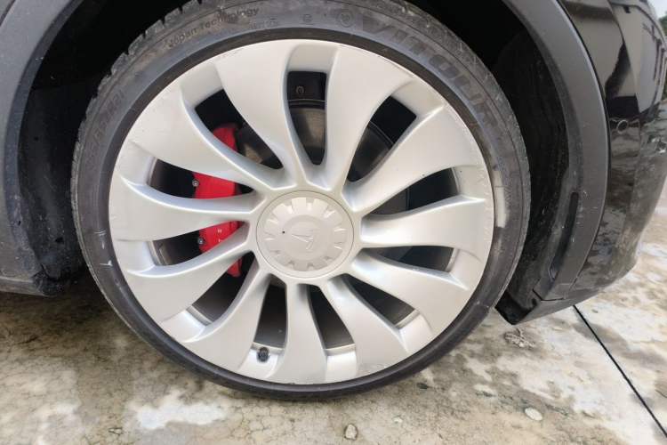 Used Tesla Model Y 2022 Performance High-Performance All-Wheel-Drive Version Right Front Wheel Hub