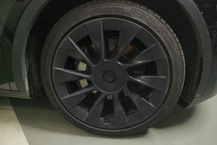 Used Tesla Model Y 2022 Long-Range All-Wheel-Drive Version Right Front Wheel Hub