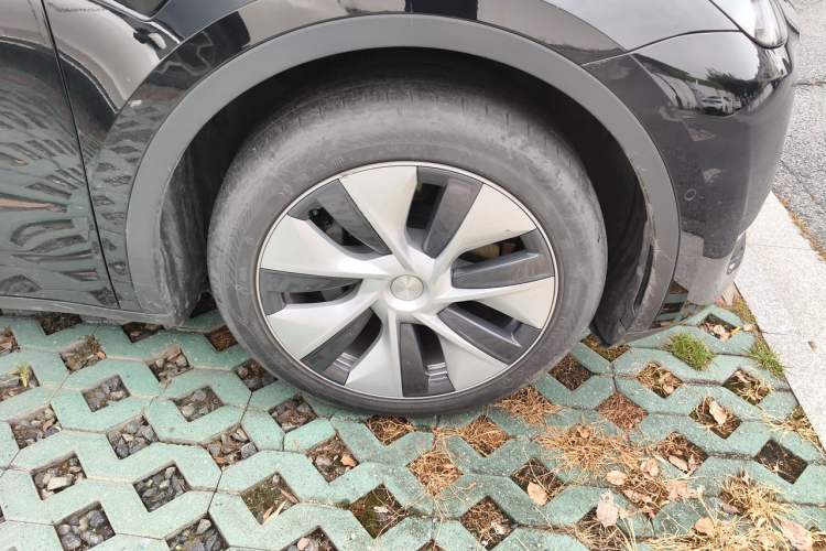 Used Tesla Model Y 2022 Revised Version Rear-Wheel Drive Right Front Wheel Hub