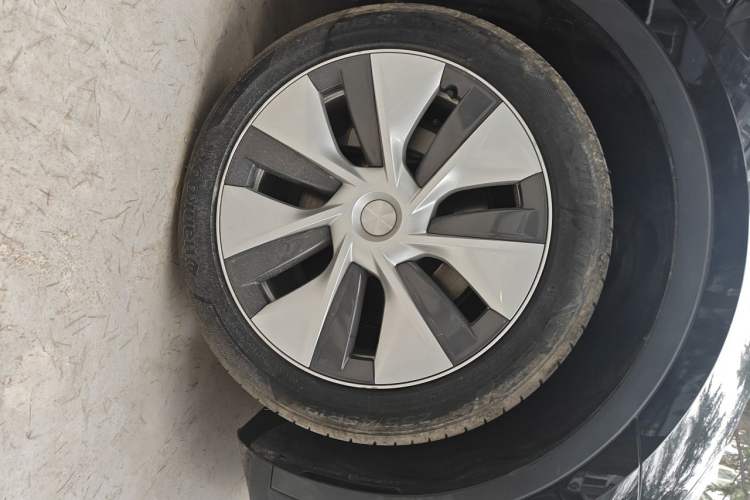 Used Tesla Model Y 2022 Long-Range All-Wheel-Drive Version Right Front Wheel Hub
