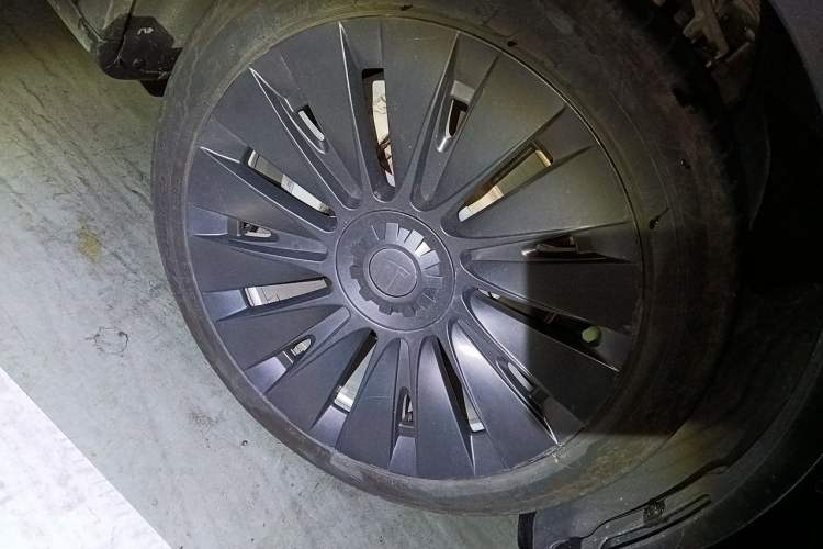 Used Tesla Model Y 2022 Revised Version Long-Range All-Wheel Drive Right Front Wheel Hub