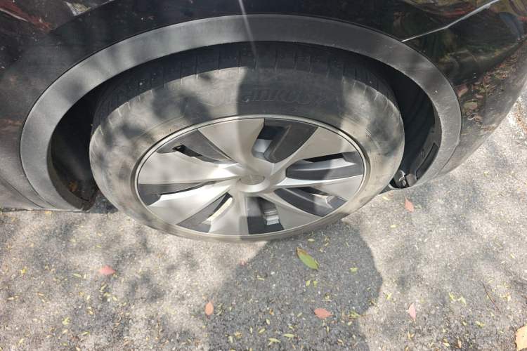 Used Tesla Model Y 2022 Rear-Wheel-Drive Version Right Front Wheel Hub