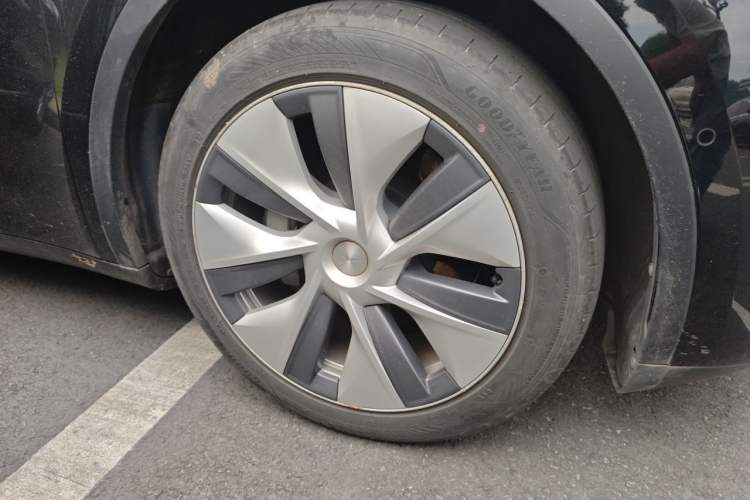 Used Tesla Model Y 2022 Rear-Wheel-Drive Version Right Front Wheel Hub